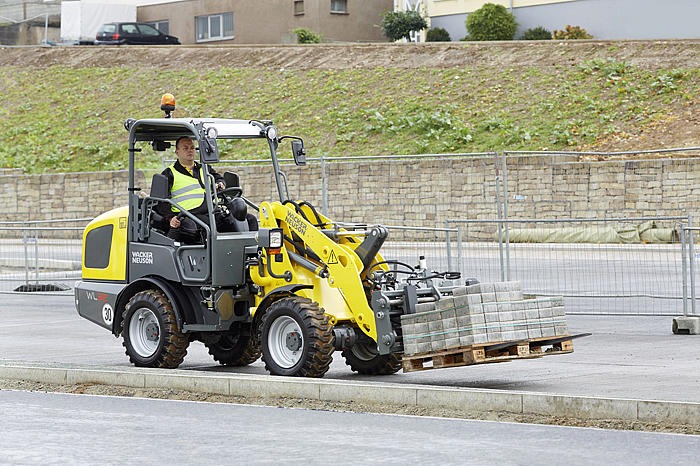 CHARGEUR AVEC FOURCHES AVEC CAPACITÉ DE LEVAGE DE 4300 lbs